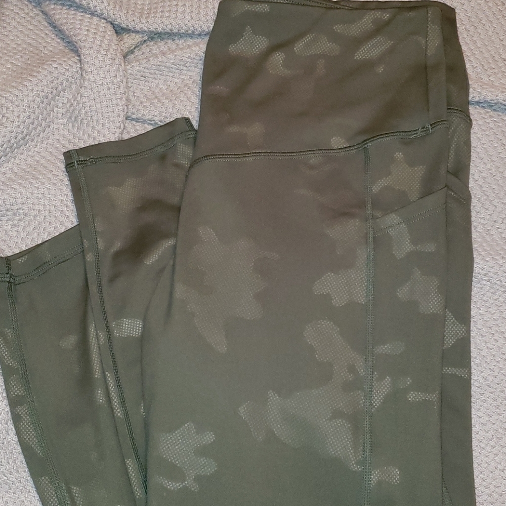 Curves n combatboots camo leggings